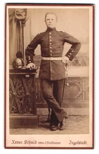 Fotografie Xaver Schmid, Ingolstadt, Ziegelbräugasse, bayrischer Soldat in Uniform mit Raupenhelm und Säbel