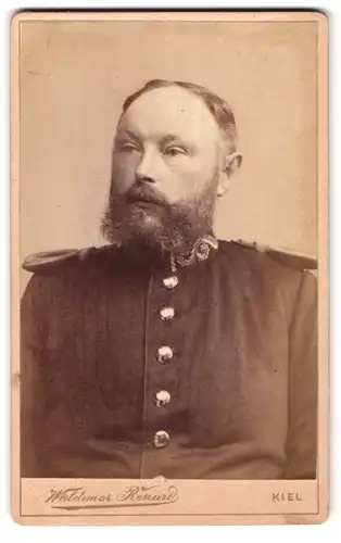 Fotografie Waldemar Renard, Kiel, Sophienblatt 18, Portrait Marien Offizier in Uniform mit Epauletten