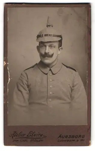 Fotografie Atelier Elvira, Augsburg, Ludwigstr. 171, bayrischer Soldat in Feldgrau Uniform mit Pickelhaube Tarnüberzug