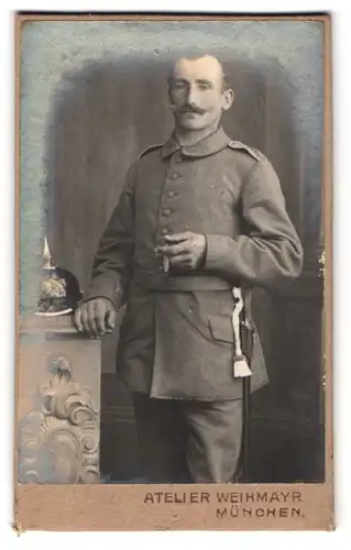 Fotografie Atelier Weihmayr, München, Lindwurmstr. 37, bayrischer Soldat in Feldgrau Uniform mit Pickelhaube, Bajonett