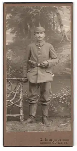 Fotografie G. Hemstedt, Cassel, Frankfurterstr. 63, Soldat in Feldgrau Uniform mit Stahlblech Pickelhaube, Marschgepäck