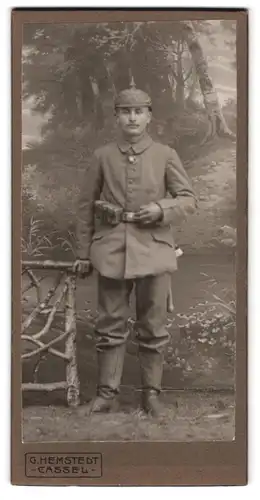 Fotografie G. Hemstedt, Cassel, Frankfurterstr. 63, hessischer Soldat in Feldgrau mit Stahlblech Pickelhaube