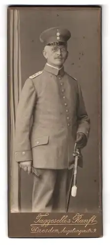 Fotografie Taggeselle & Ranft, Dresden, Augsburgerstr. 9, sächsischer Offizier in Uniform mit Säbel und Portepee