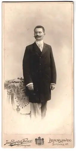 Fotografie Jean Baptiste Feilner, Braunschweig, Bohlweg 46, eleganter Herr mit Zwicker & Schnauzbart