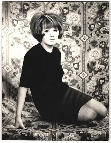 Fotografie Model Carol Ponder im schwarzen Kleid 1967