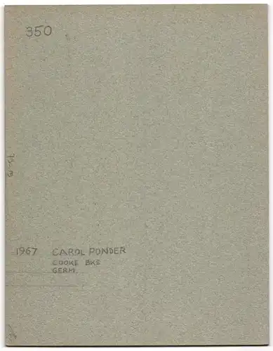 Fotografie Model Carol Ponder im schwarzen Kleid 1967