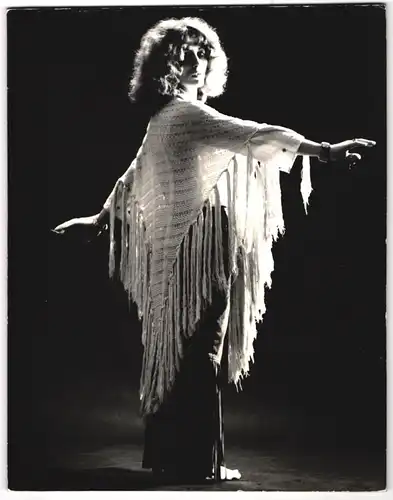 Fotografie Model Jutta Handrup trägt weissen Poncho, Stuttgart 1971