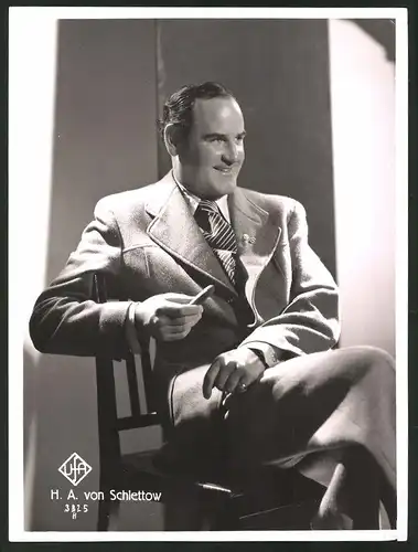 Fotografie Schauspieler H.A. von Schlettow im Anzug mit Zigarre