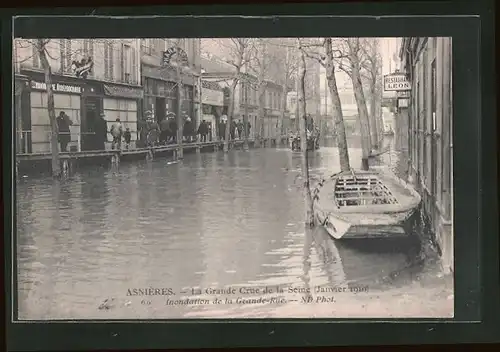 AK Asnières, La Grande Crue de la Seine 1910, Inondation de la Grande-Rue avec Restaurant Leon, Hochwasser