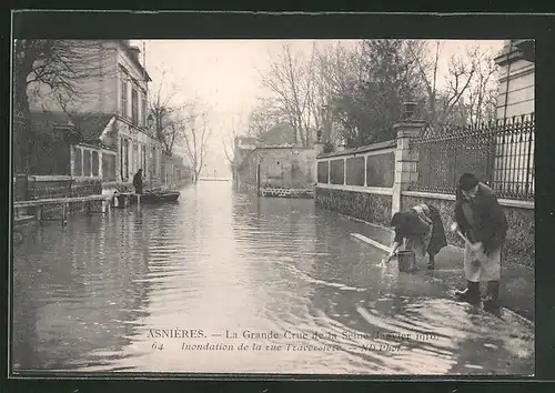 AK Asnières, La Grande Crue de la Seine 1910, Inondation de la rue Traversière, Hochwasser