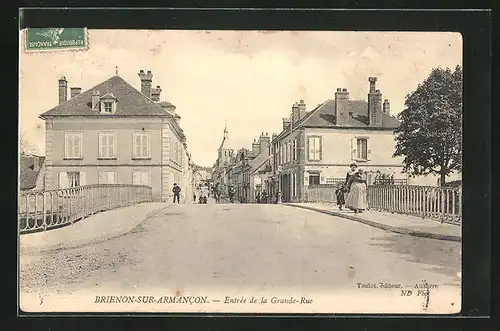 AK Brienon-sur-Armancon, Entrée de la Grande-Rue