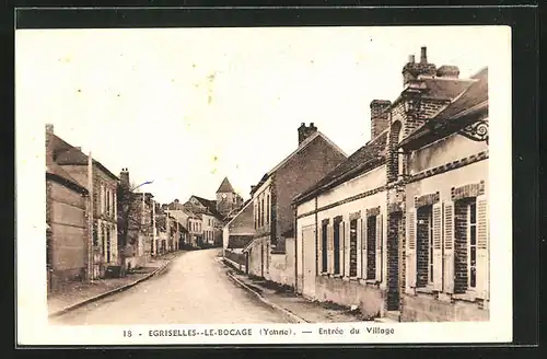 AK Egriselles-le-Bocage, Entrée du Village