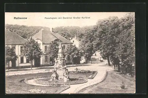 AK Rathenow, Strasse am Paradeplatz mit Denkmal grosser Kurfürst