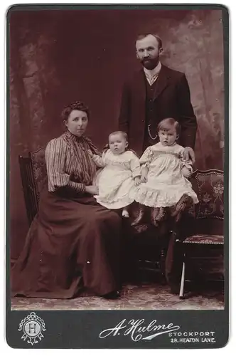 Fotografie A. Hulme, Stockport, 28 Heaton Lane, Mutter und Vater neben ihren beiden niedlichen Kindern