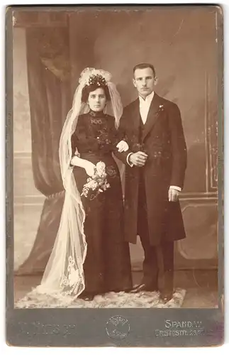 Fotografie M. Hirsch, Spandau, Breitestrasse 26 - 28, Junges Paar in Hochzeitskleidern
