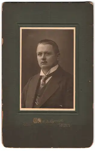 Fotografie H. Billigmann, Lüdenscheid, Altonaerstrasse 8, Junger Mann im Anzug im Portrait