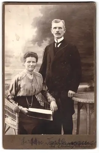 Fotografie Max Henning, Berlin-Lichtenberg, Victoriaplatz 1, Gestandenes Ehepaar in schöner Kleidung