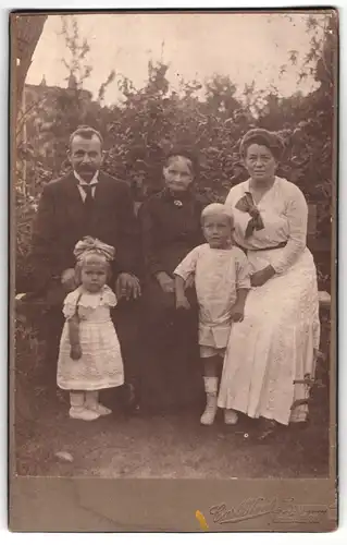 Fotografie Carl Koch, Hamburg, Neuerwall 30, Grossmutter und Eltern mit ihren Kindern