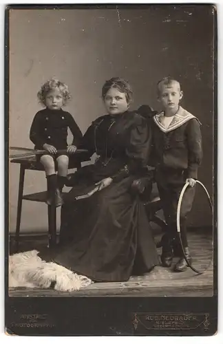 Fotografie Rud. Neubauer, Bielefeld, Niedernstrasse 17, Junge Mutter mit ihren Kindern