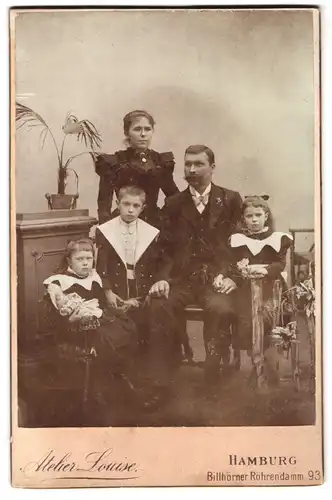 Fotografie Atelier Louise, Hamburg, Billhörner Röhrendamm 93, Junge Familie in vertrauter Pose