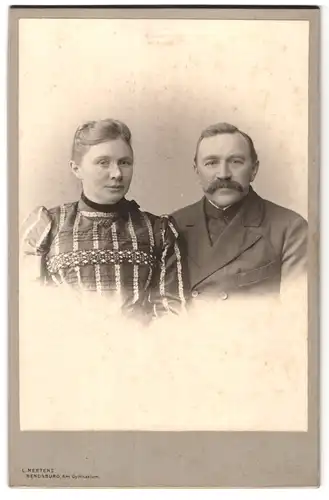 Fotografie L. Mertens, Rendsburg, Am Gymnasium, Ehepaar im Portrait