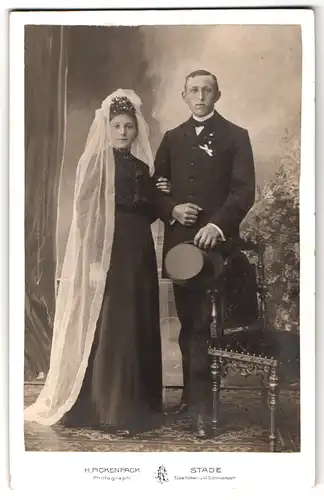 Fotografie H. Pickenpack, Stade, Junges Ehepaar in Hochzeitskleidung