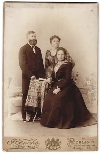 Fotografie J. Fuchs, Berlin, Friedrichstrasse 108, Gutbürgerliche Familie im Portrait