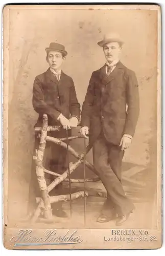 Fotografie Hermann Besteher, Berlin, Landsberger-Strasse 82, Junge Männer in Anzügen mit Hut und Gehstock