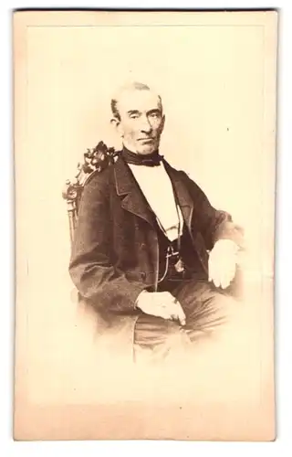 Fotografie E. Humboldt & P. Sagel, Dresden, Marienstrasse, Portrait Herr im Gehrock mit Taschenuhr an der Weste