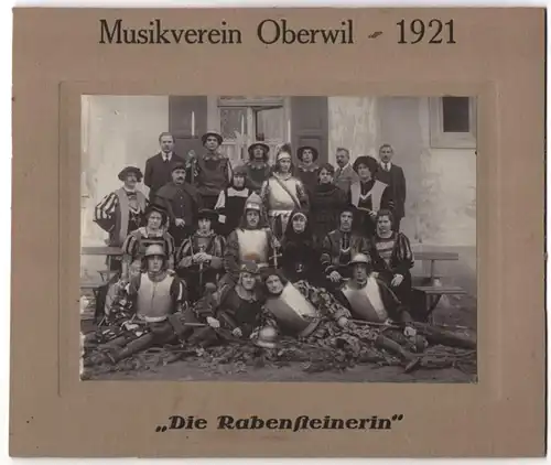Fotografie Fotograf unbekannt, Ansicht Oberwil, Musikverein Die Rabensteinerin 1921, Musiker in Ritterkostümen