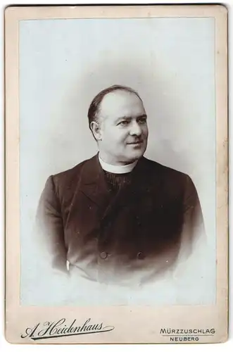 Fotografie A. Heidenhaus, Mürzzuschlag, Mariazellerstr. 177, Portrait Geistlicher mit Kollar im Anzug