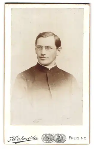 Fotografie J. Werkmeister, Freising, Amtsgerichtsgasse 445, Portrait Geistlicher mit Kollar und Brille