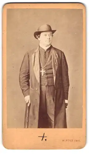 Fotografie M. L. Winter, Prag, Portrait Pfarrer in Anzug mit Kreuz Kette und Gehstock