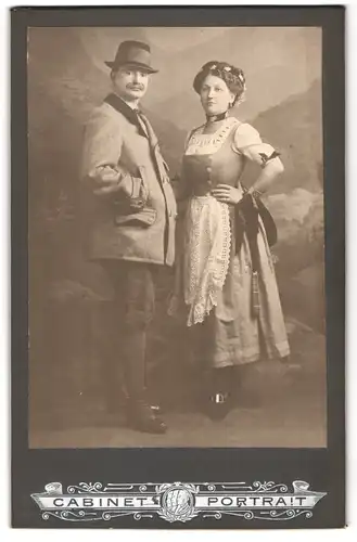 Fotografie unbekannter Fotograf und Ort, Portrait Paar im Atelier zum Fasching verkleidet in Tracht, Dirndl
