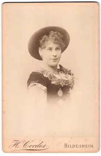 Fotografie H. Cordes, Hildesheim, Portrait junge Frau zum Fasching in Tracht verkleidet, üppiger Busen