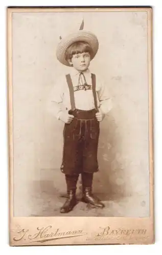 Fotografie J. Hartmann, Bayreuth, Luitpoldplatz, Portrait kleiner Junge in bayrischer Tracht mit Lederhose