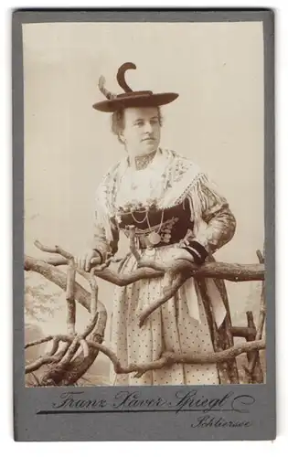 Fotografie Franz Xaver Soiegl, Schliersee, Portrait Frau in bayrischer Tracht mit Dirndl und Trachtenhut