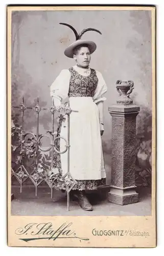 Fotografie F. Staffa, Gloggnitz a. Südbahn, Hauptstr. 45, Portrait Frau in landesüblicher Tracht mit Dirndl im Atelier