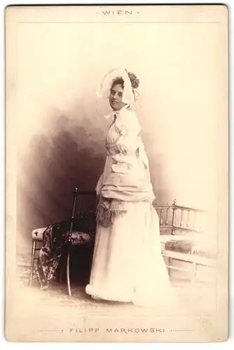 Fotografie Filipp Markowski, Wien, Rothenthurmstr. 24, Portrait junge Schauspielerin in weissem Kleid mit Haube