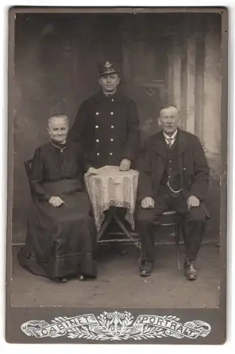 Fotografie unbekannter Fotograf und Ort, Portrait österreichischer Eisenbahner in Uniform mit Tschako