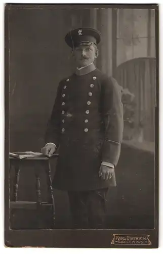 Fotografie Karl Dietrich, Laufen a. S., Portrait junger Beamter in Uniform mit Schirmmütze