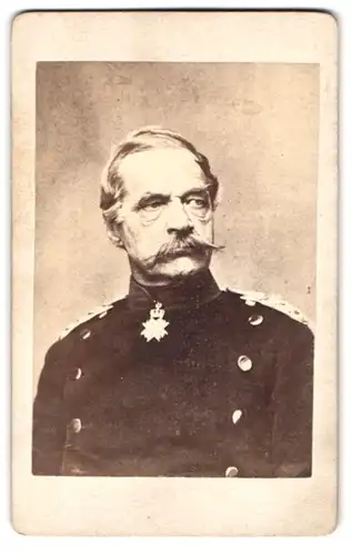 Fotografie unbekannter Fotograf und Ort, Portrait Generalfeldmarschall Albrecht von Roon in Uniform mit Orden