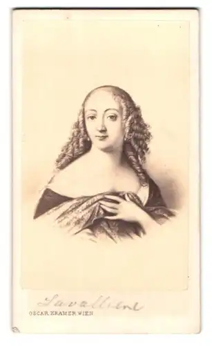 Fotografie Oscar Kramer, Wien, Rothenthurmstr. 23, Portrait Herzogin Louise de la Valliere mit Locken