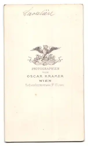 Fotografie Oscar Kramer, Wien, Rothenthurmstr. 23, Portrait Herzogin Louise de la Valliere mit Locken