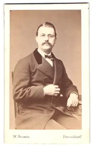 Fotografie W. Severin, Düsseldorf, Herr mit gegeltem Haar und Brille