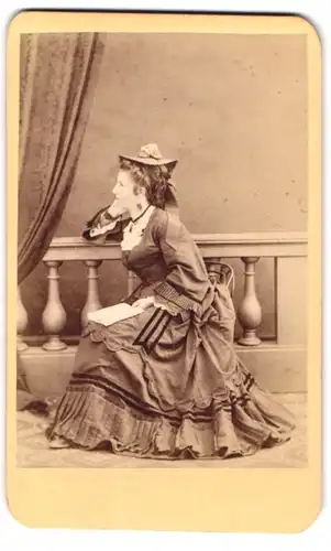 Fotografie unbekannter Fotograf und Ort, Frau im weiten Kleid trägt Hut