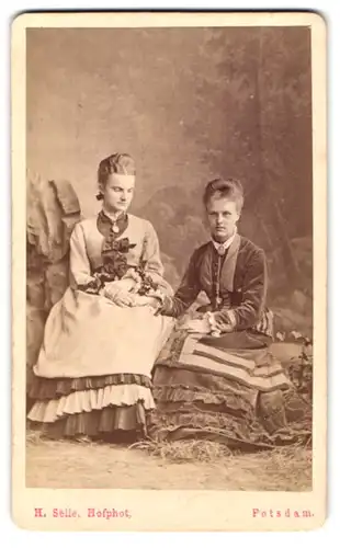 Fotografie H. Selle, Potsdam, York-Strasse 4, Schwestern in feiner Tracht sitzen beieinander