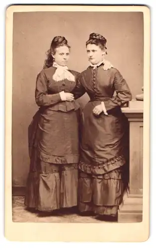 Fotografie Chr. Beitz, Arnstadt, Damen mit Flechtfrisur tragen gleiche Kleider