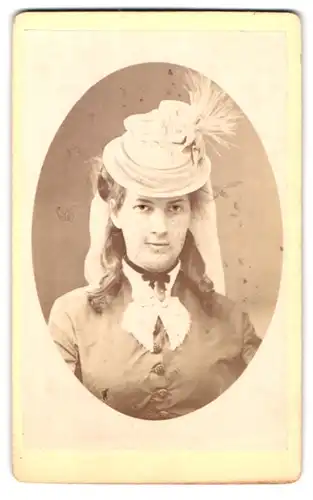 Fotografie Petri, Göttingen, Junge Frau mit Hut und gelocktem Ort