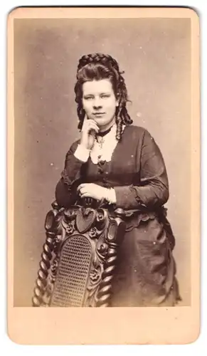 Fotografie A. H. Burdorf, Hildesheim, Neue Osterstrasse 10, Junge Frau mit gelocktem Haar und Spitzenkleid